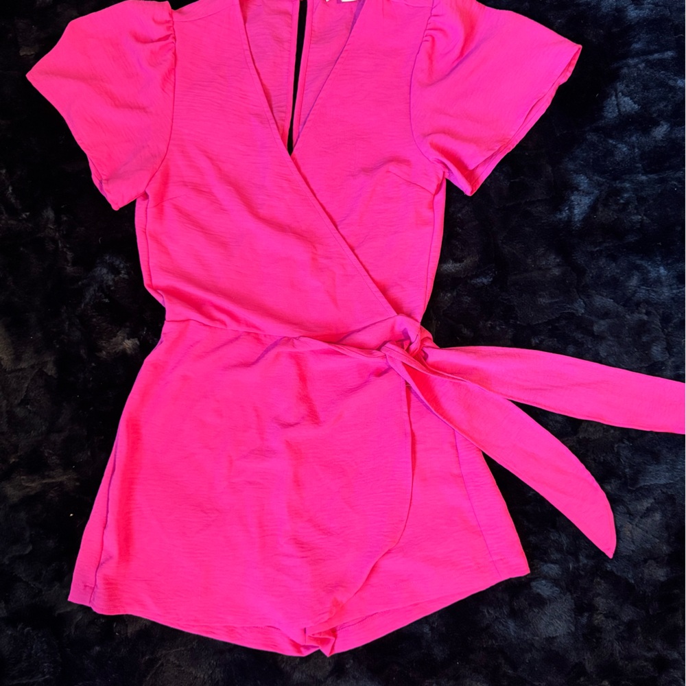 Monteau Los Angeles Bright Pink Tie Front Romper XS Short Sleeve V-Neck